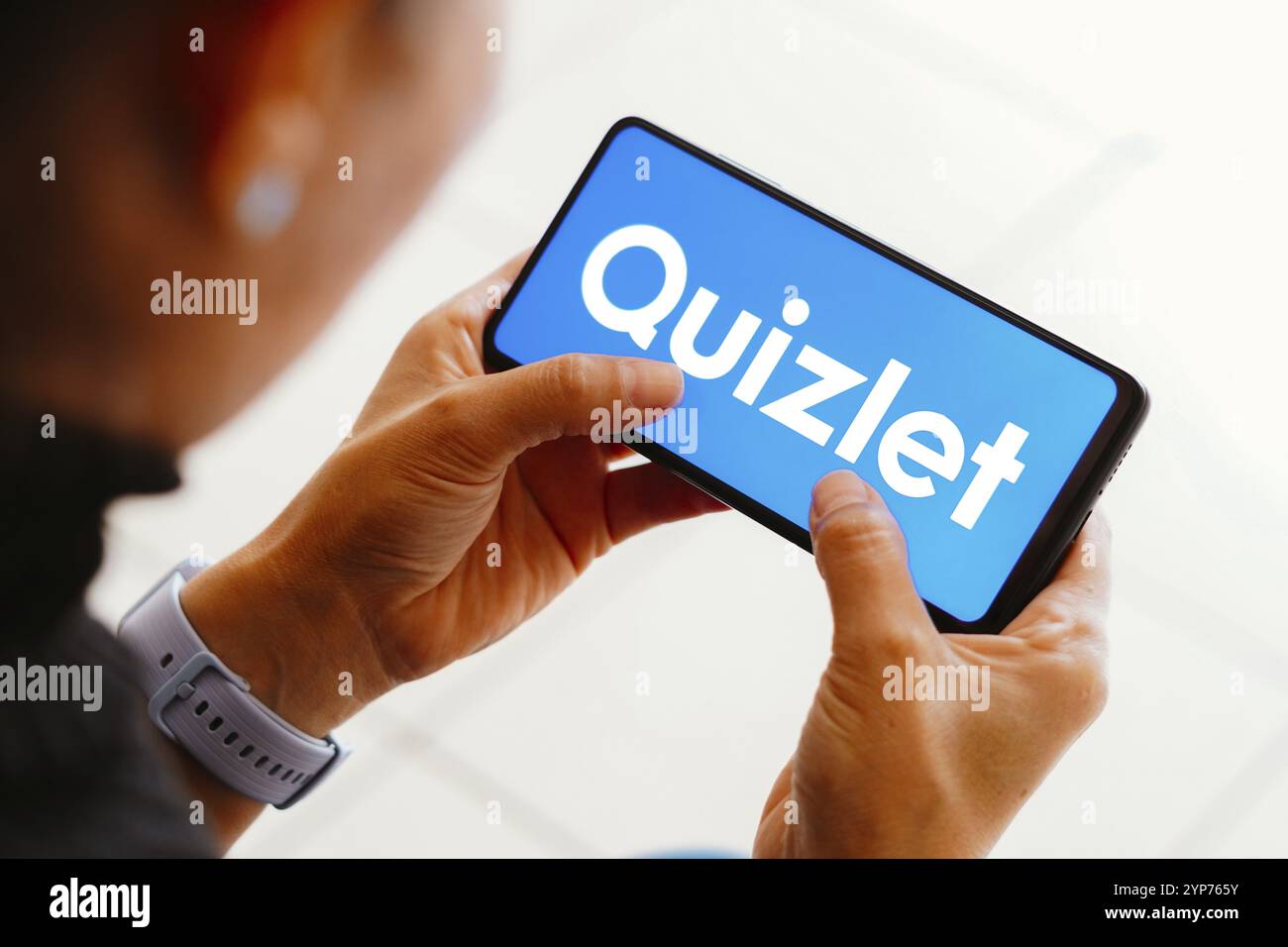 Dans cette illustration photo, le logo Quizlet vu affiché sur un smartphone Banque D'Images