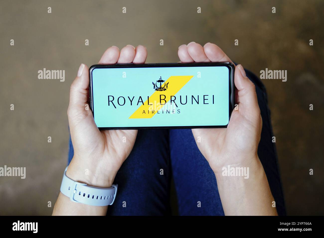 Dans cette illustration photo, le logo Royal Brunei Airlines vu affiché sur un smartphone Banque D'Images
