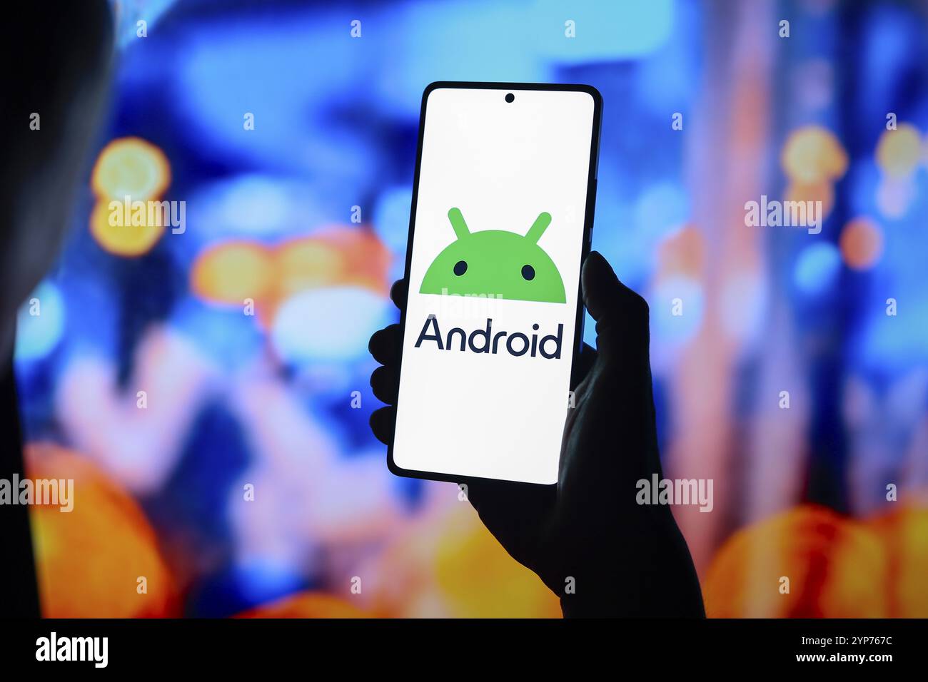Dans cette illustration photo, le logo Android est affiché sur l'écran d'un smartphone Banque D'Images