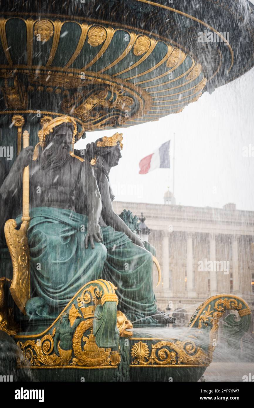 Fontaine sur la place de la Concorde en opération sous la neige à Paris - France Banque D'Images