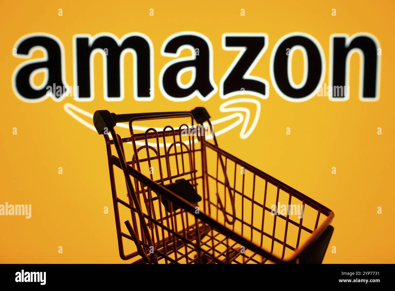 Dans cette illustration photo, le logo Amazon vu affiché sur un smartphone avec un panier Banque D'Images