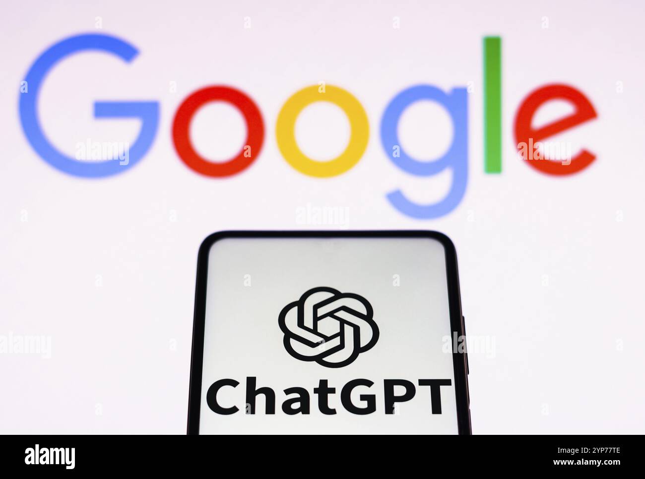 Dans cette illustration photo, le logo ChatGPT est affiché sur un smartphone et le logo de la société Google en arrière-plan Banque D'Images