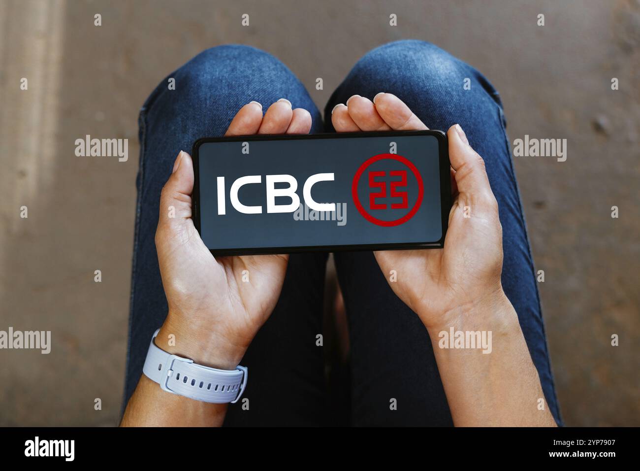 Dans cette illustration photo, le logo Industrial and commercial Bank of China Limited (ICBC) est affiché sur l'écran d'un smartphone mobile Banque D'Images