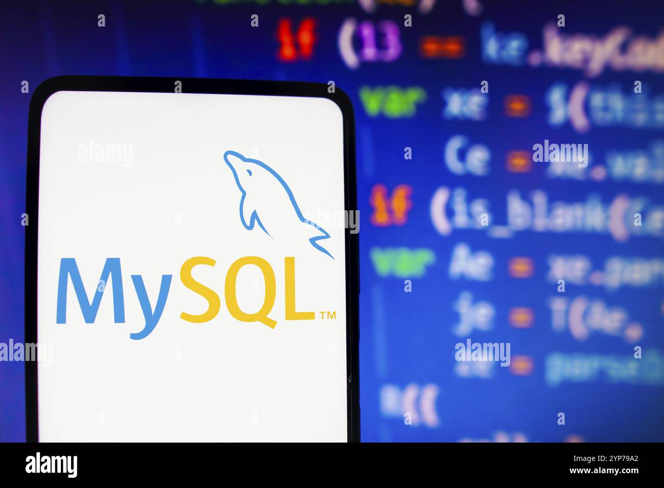 Dans cette illustration photo, le logo MySQL est affiché sur l'écran d'un smartphone Banque D'Images Dans cette illustration photo, le logo MySQL est affiché sur l'écran d'un smartphone Banque D'Images