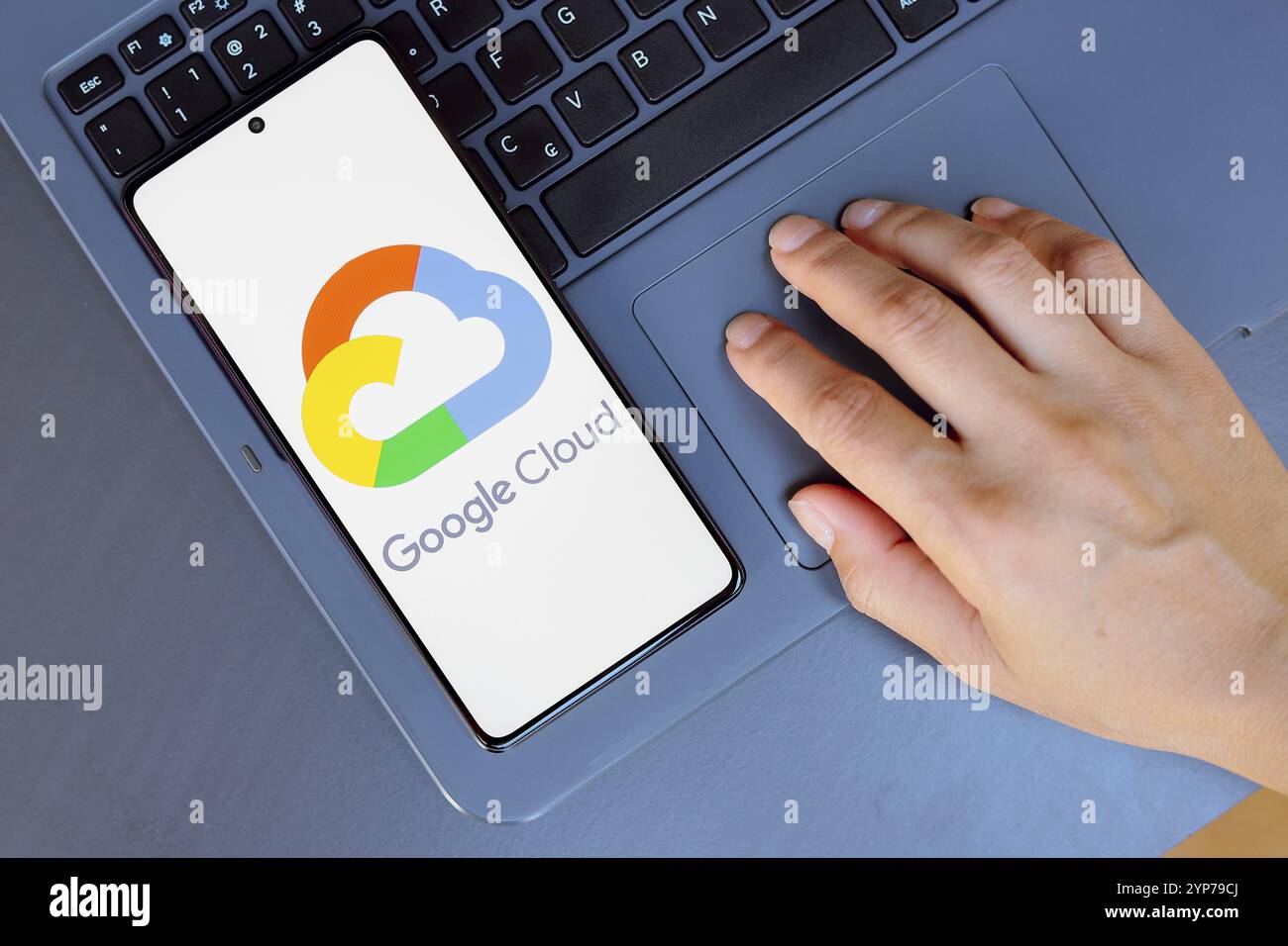 Dans cette illustration photo, le logo Google Cloud Platform est affiché sur l'écran d'un smartphone Banque D'Images