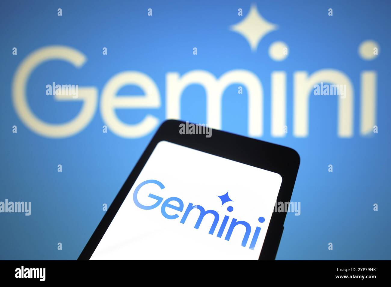 Dans cette illustration photo, le logo Google Gemini (Bard) est affiché sur l'écran d'un smartphone et en arrière-plan Banque D'Images