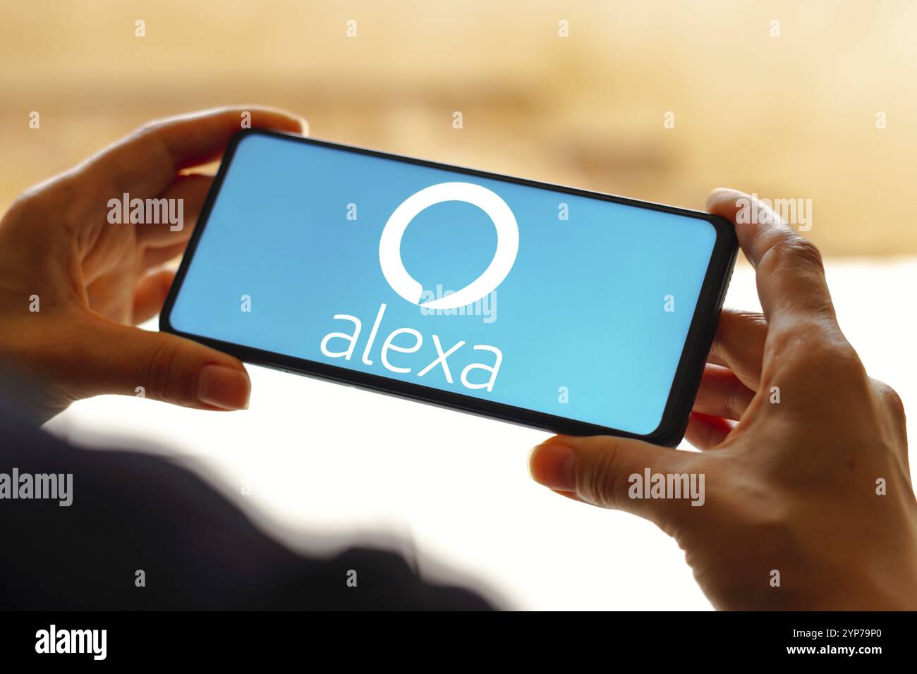 Dans cette illustration photo, le logo Amazon Alexa vu affiché sur un smartphone Banque D'Images