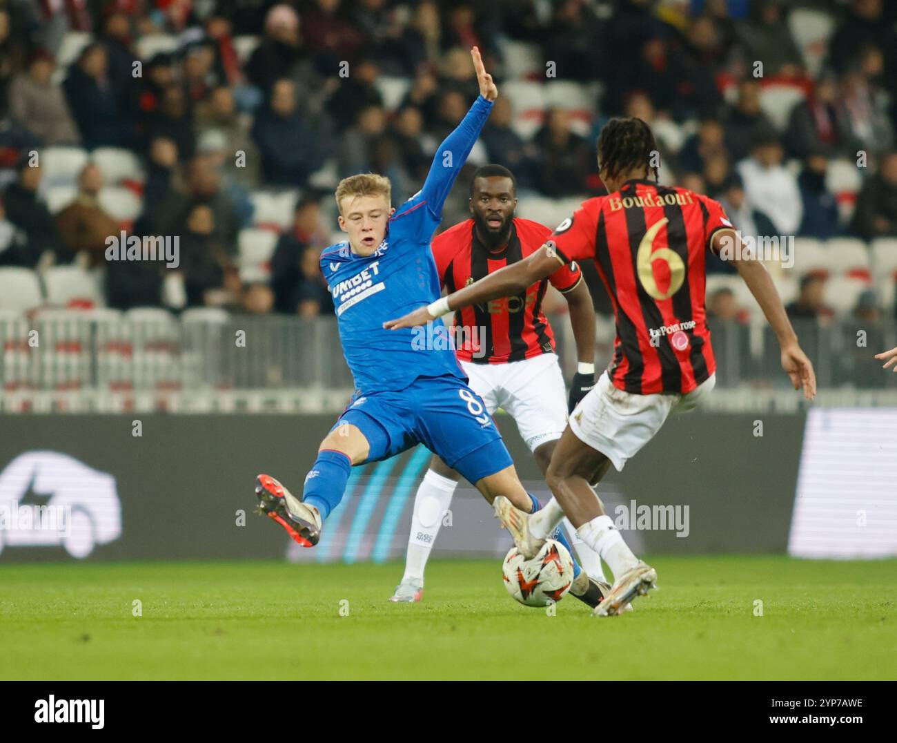 Nice, France. 28 novembre 2024. Connor Barron manager des Rangers FC et . Hicham Boudaoui de l'OGC Nice lors de l'UEFA Europa League 2024/25, match de football entre l'OGC Nice et le Rangers FC le 28 novembre 2024 à Allianz Riviera, Nice, France, crédit : Nderim Kaceli/Alamy Live News Banque D'Images