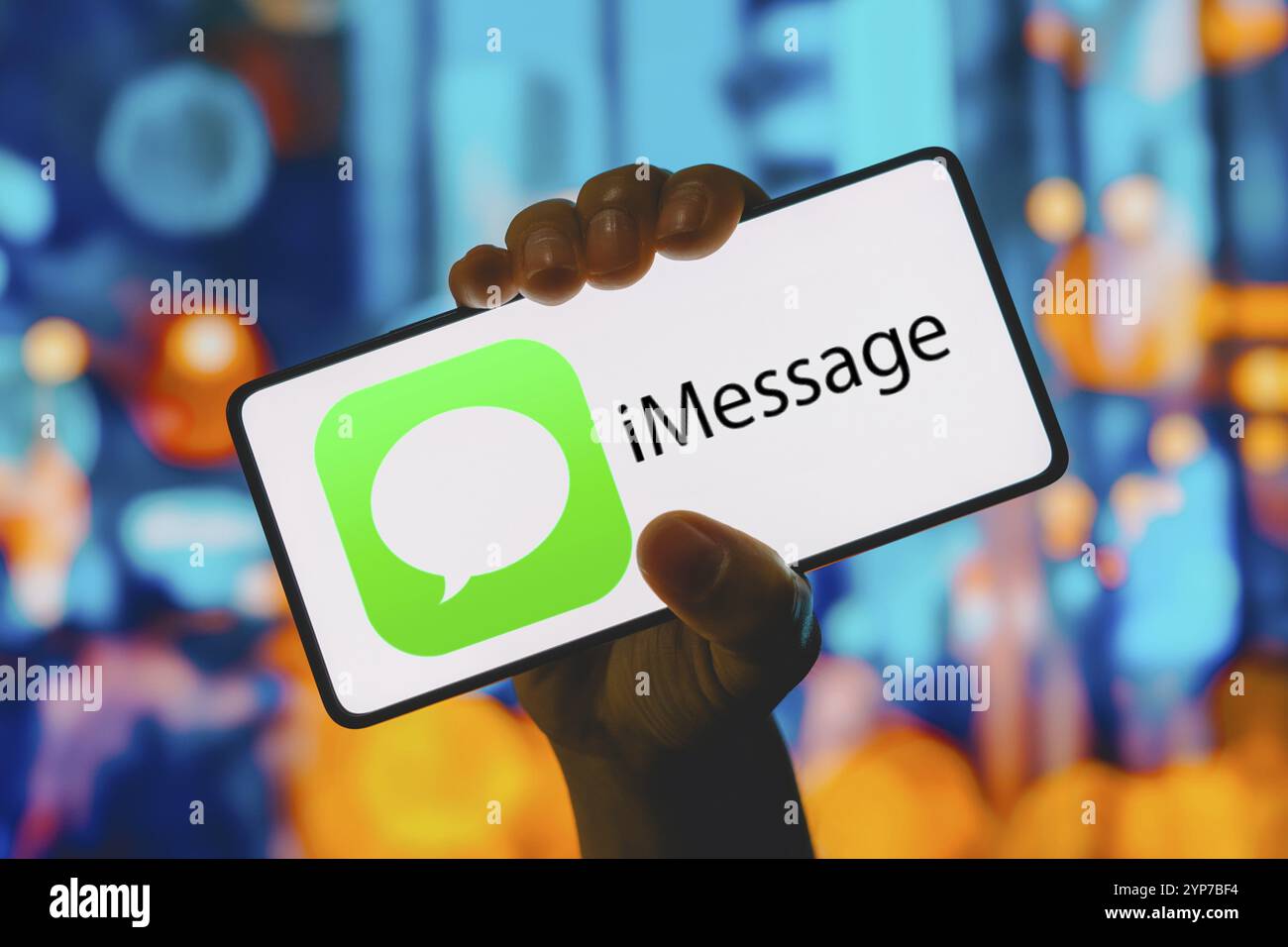 Dans cette illustration photo, le logo iMessage est affiché sur l'écran d'un smartphone Banque D'Images
