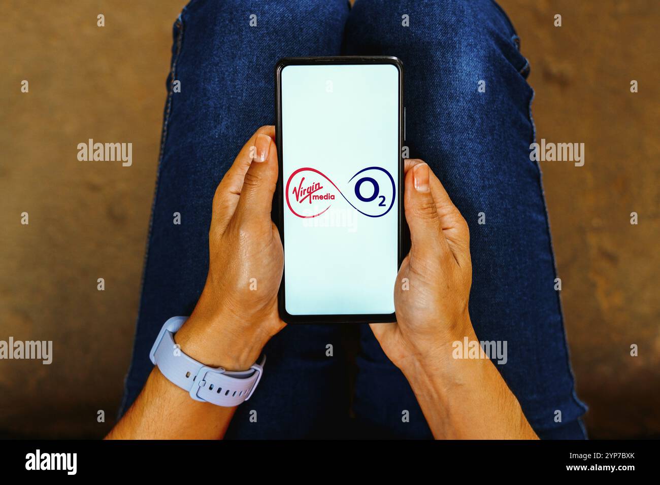 Dans cette illustration photo, le logo Virgin Media O2 est affiché sur l'écran d'un smartphone Banque D'Images