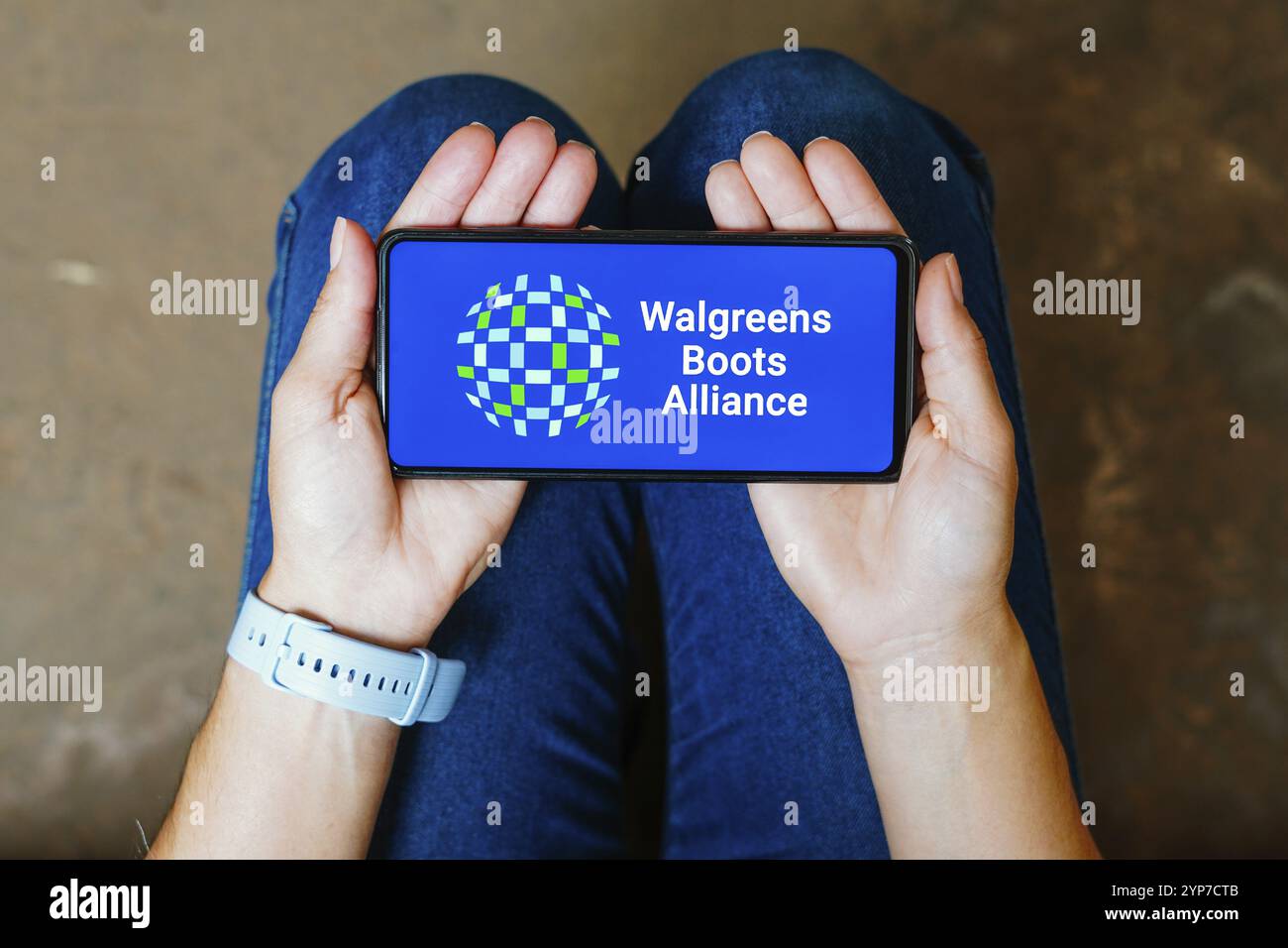 Dans cette illustration photo, le logo Walgreens Boots Alliance (WBA) est affiché sur l'écran d'un smartphone Banque D'Images