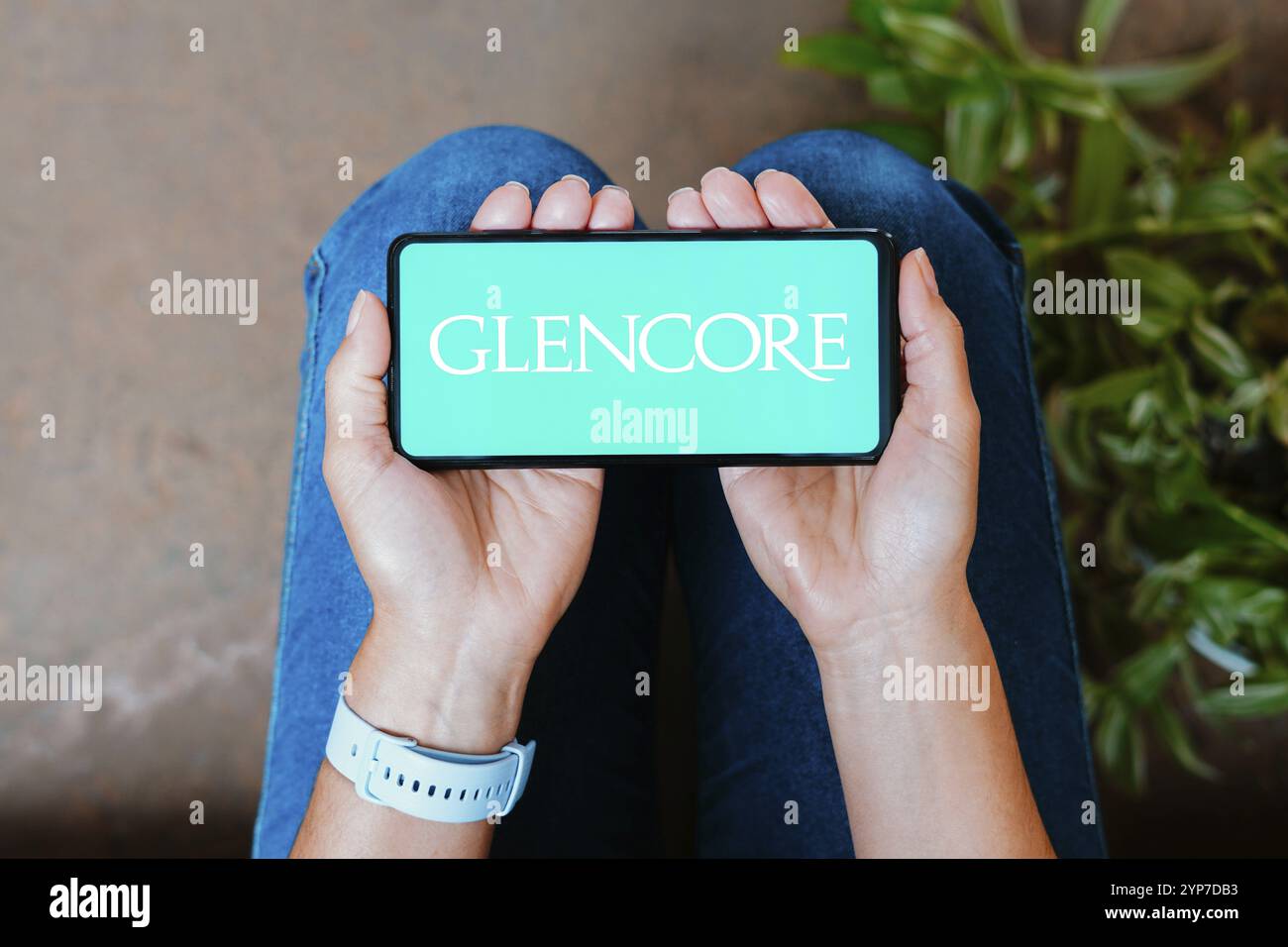 Dans cette illustration photo, le logo Glencore Xstrata plc est affiché sur l'écran d'un smartphone Banque D'Images