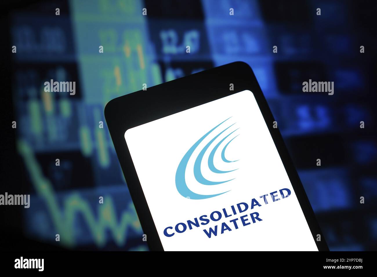 Dans cette illustration photo, le logo Consolidated Water est affiché sur l'écran d'un smartphone Banque D'Images