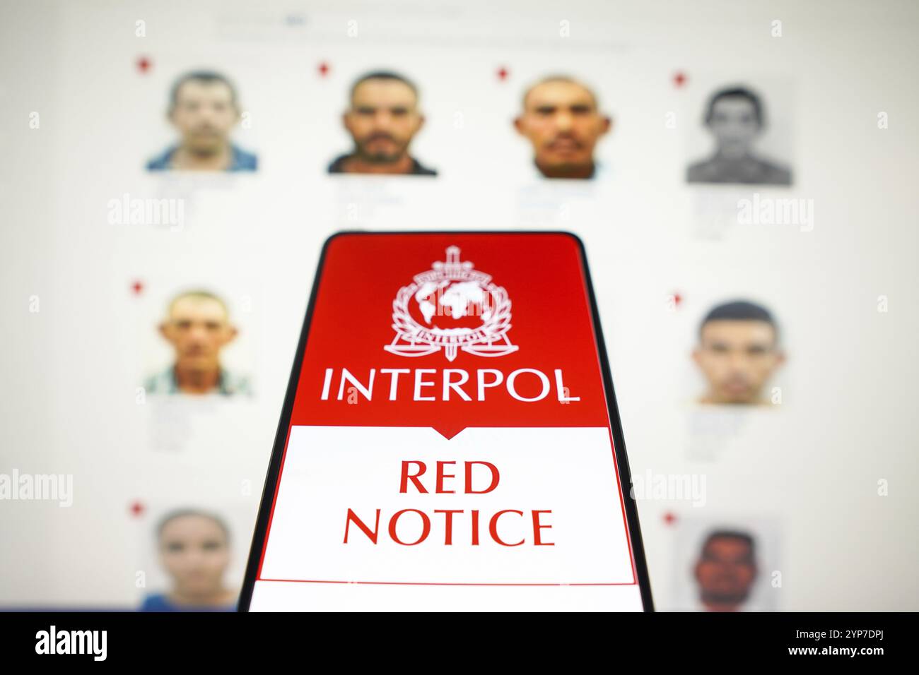 Dans cette illustration photo, le logo Interpol Red Notice est affiché sur l'écran d'un smartphone Banque D'Images