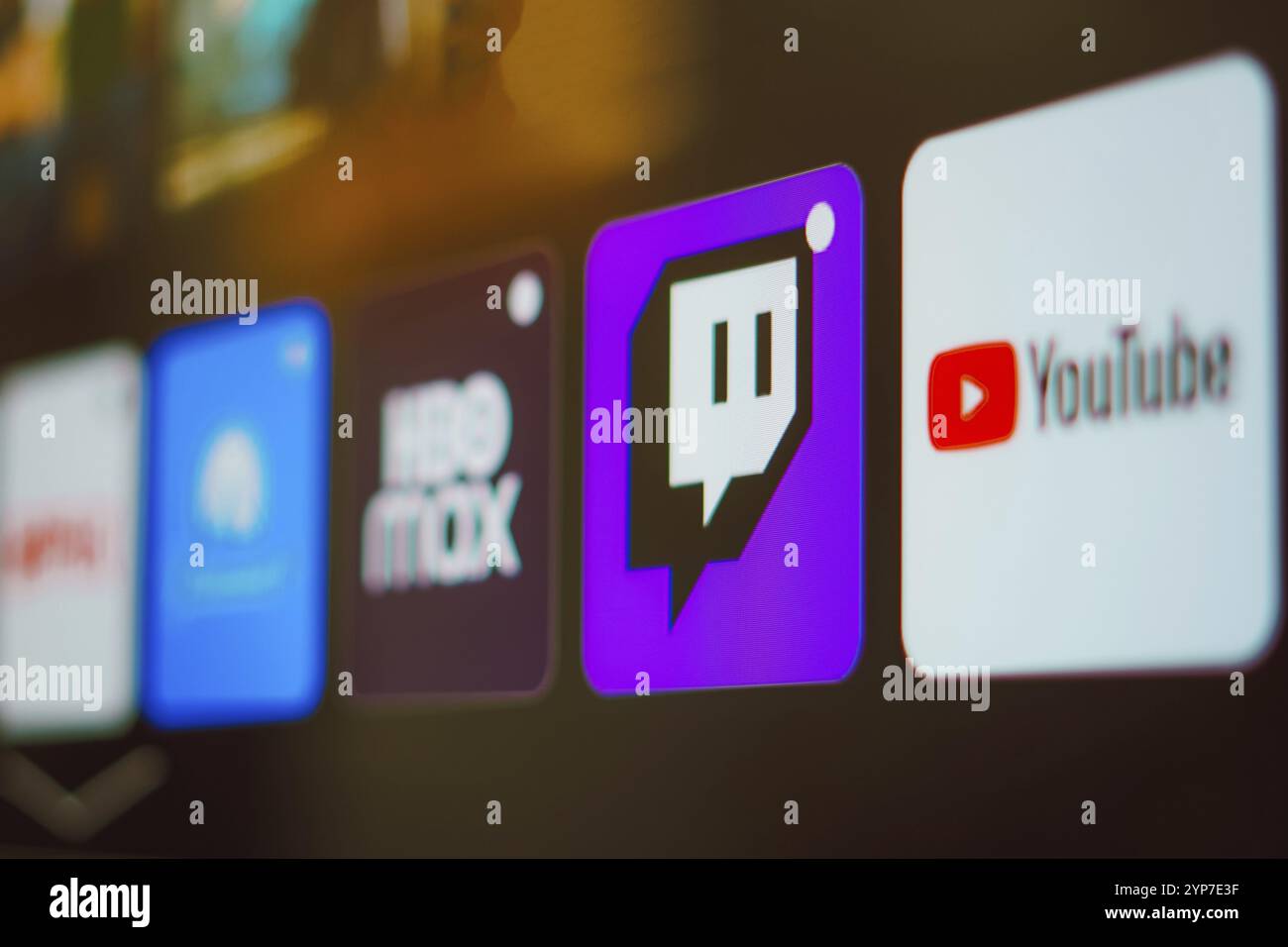 Dans cette illustration photo, le logo Twitch, YouTube et HBO Max est affiché sur un écran de télévision Banque D'Images