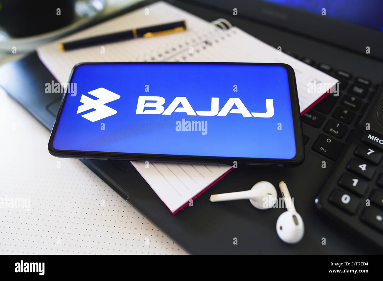 Dans cette illustration photo, le logo Bajaj Auto est affiché sur l'écran d'un smartphone Banque D'Images
