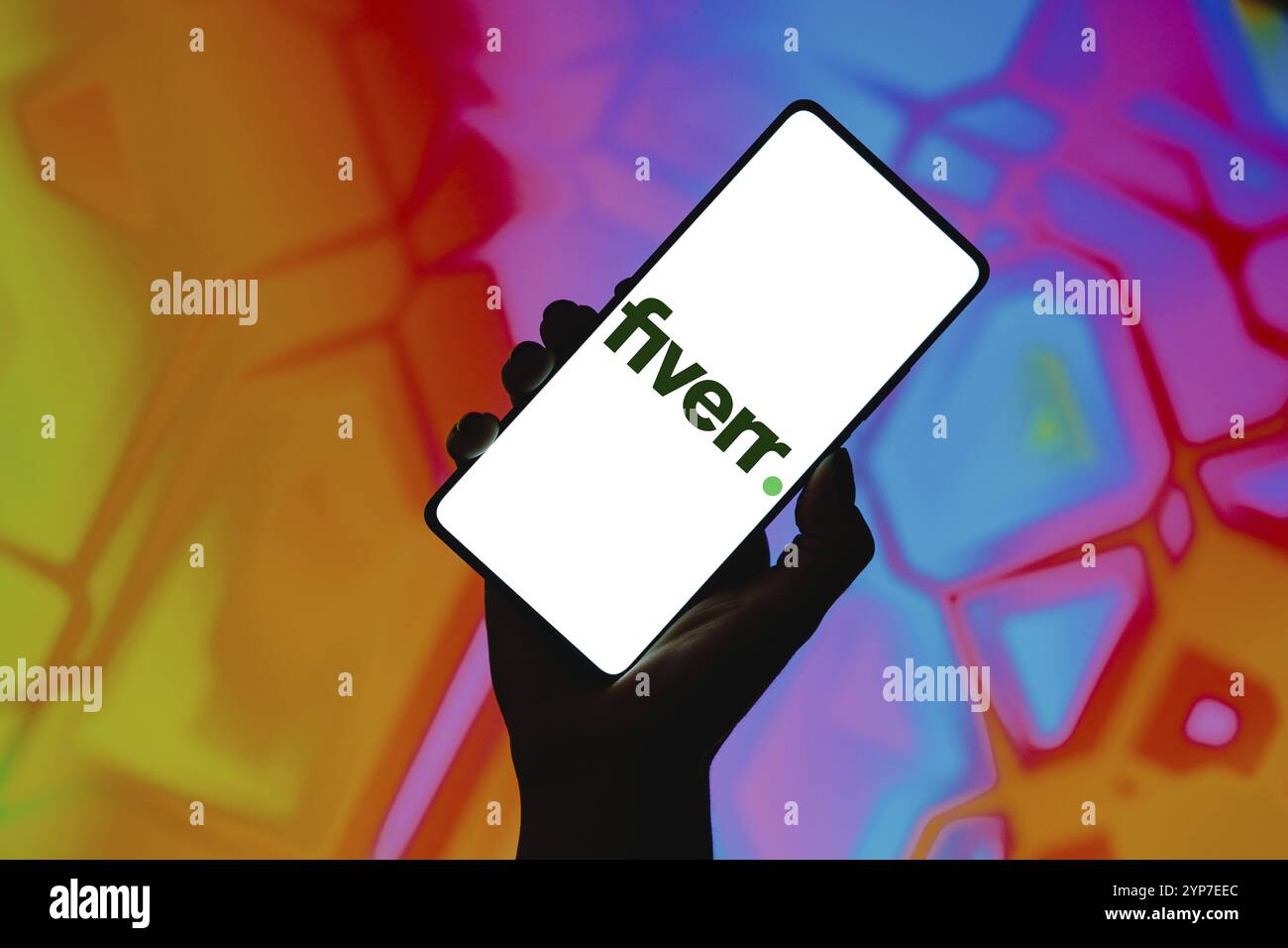 Sur cette photo, le logo Fiverr est affiché sur l'écran d'un smartphone Banque D'Images