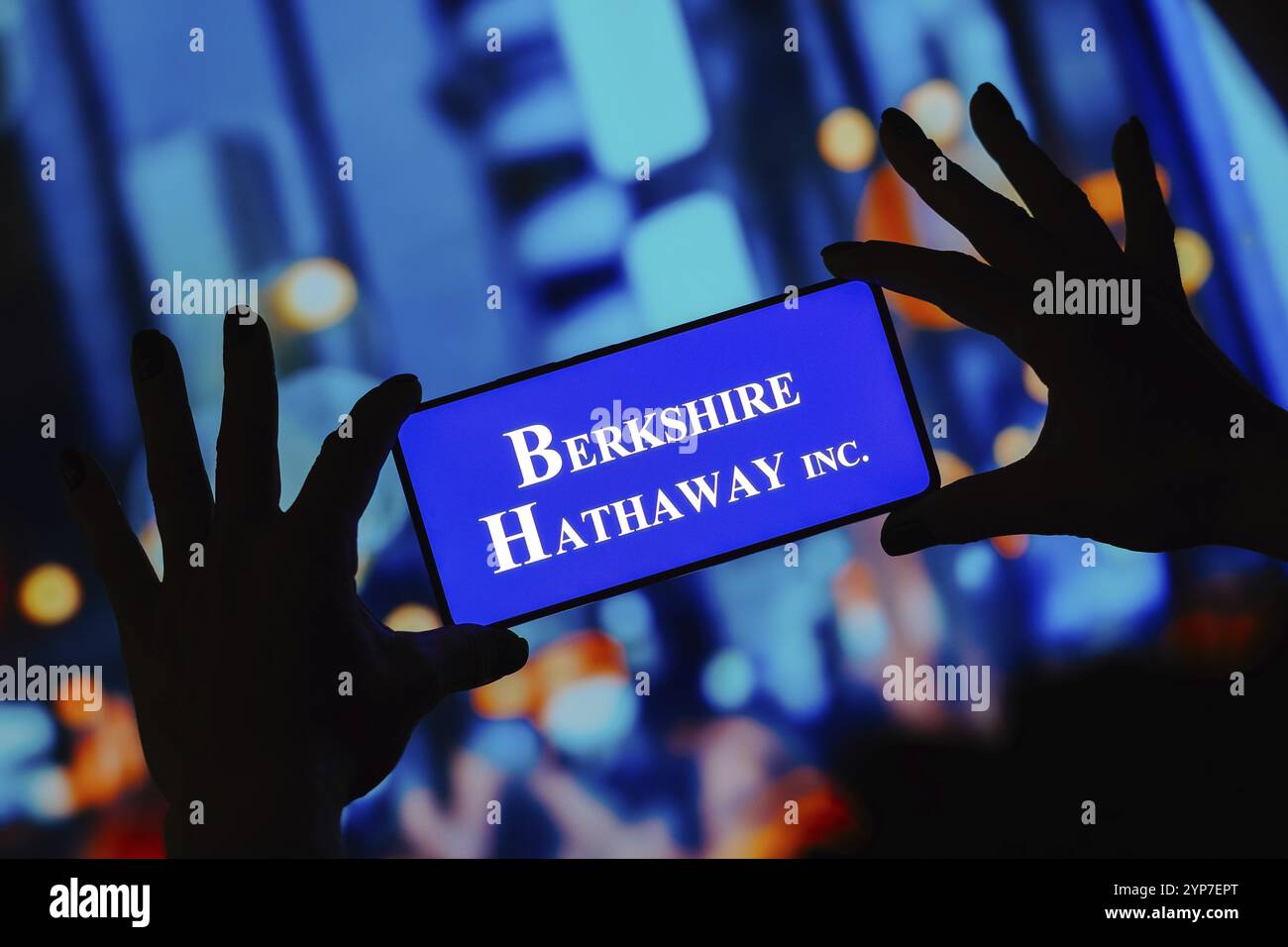 Dans cette illustration photo, le logo Berkshire Hathaway est affiché sur l'écran d'un smartphone Banque D'Images