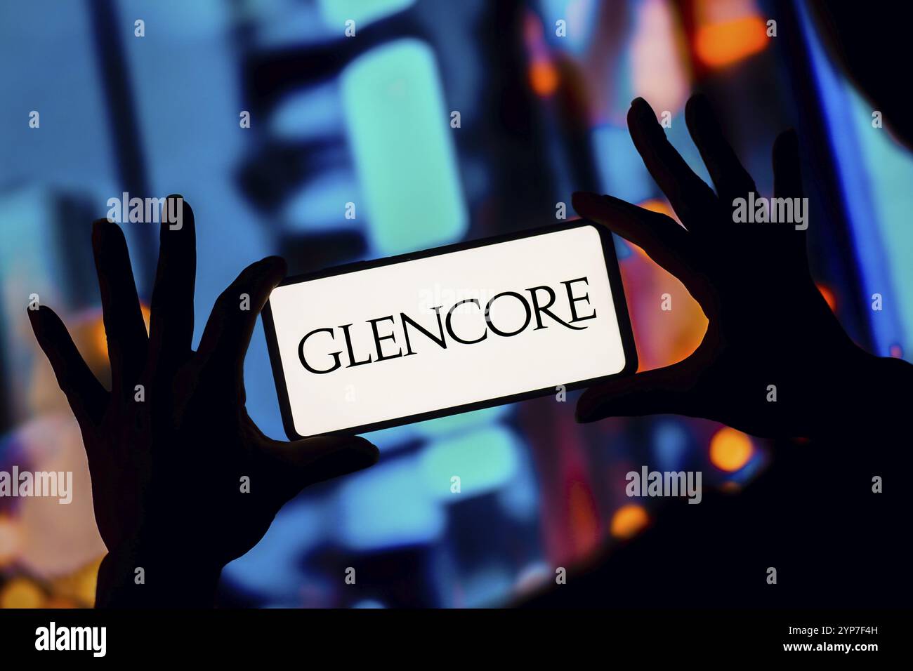 Dans cette illustration photo, le logo Glencore Xstrata plc est affiché sur l'écran d'un smartphone Banque D'Images