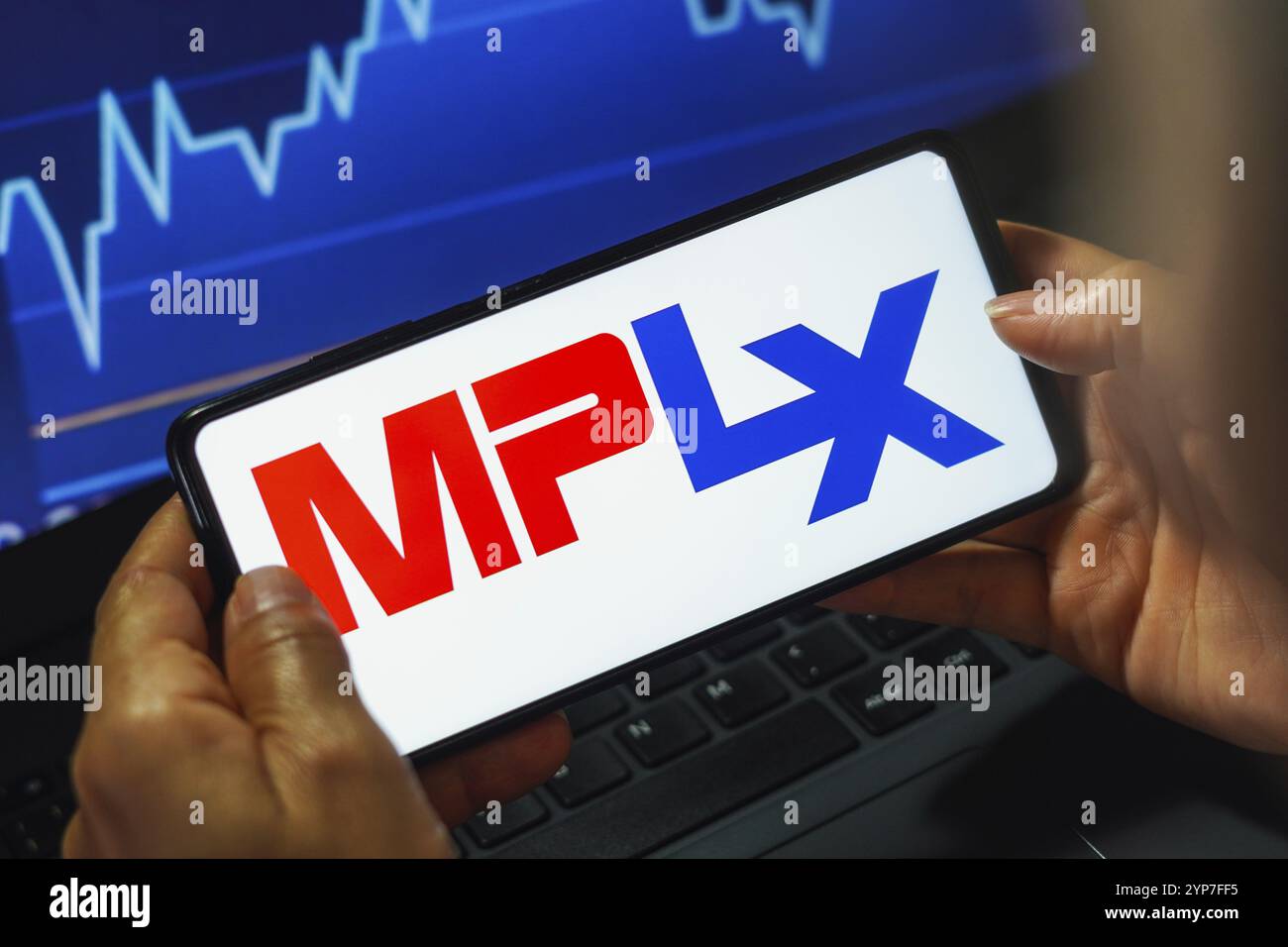 Dans cette illustration photo, le logo MPLX LP vu affiché sur un smartphone Banque D'Images