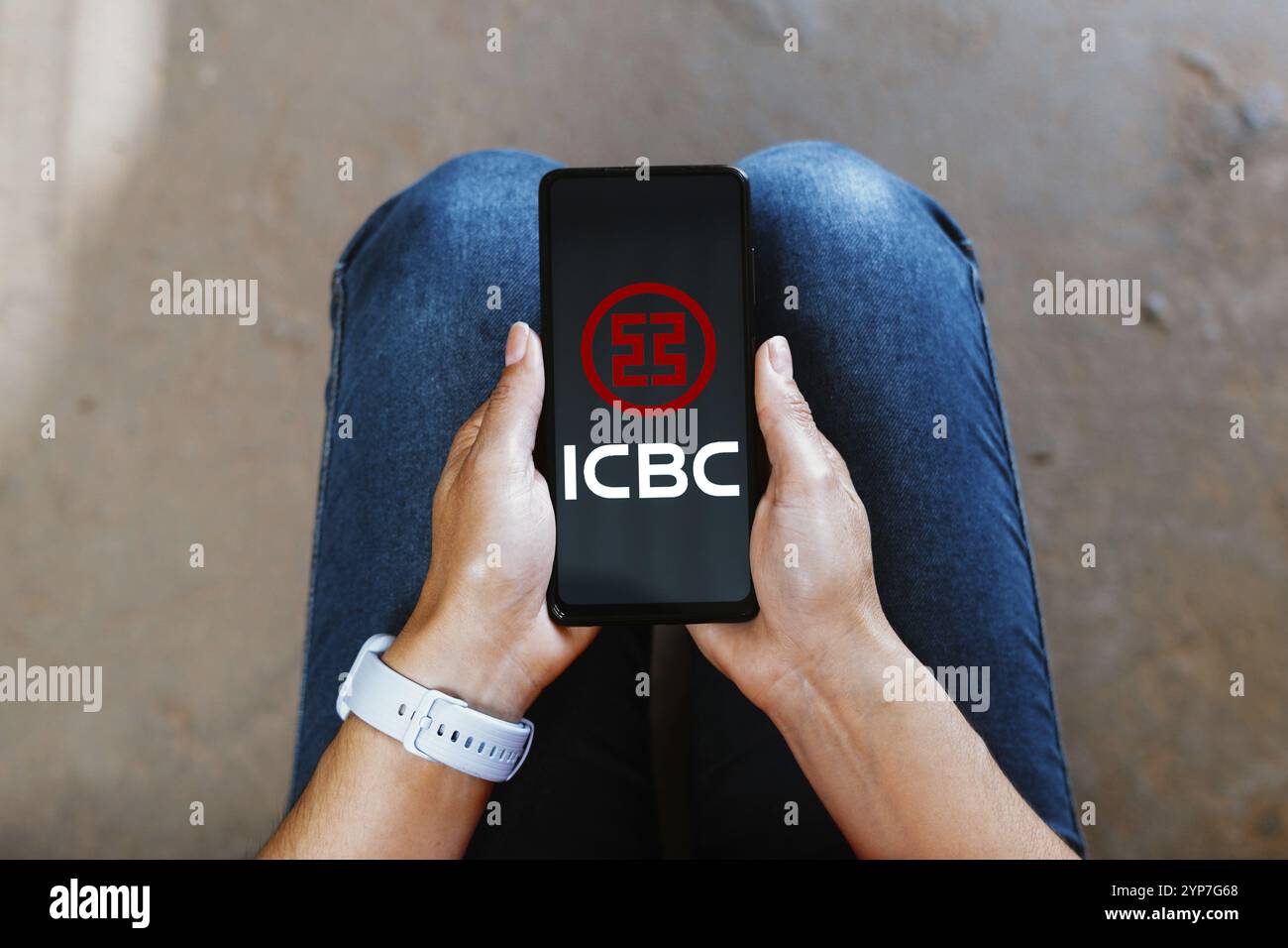 Dans cette illustration photo, le logo Industrial and commercial Bank of China Limited (ICBC) est affiché sur l'écran d'un smartphone mobile Banque D'Images