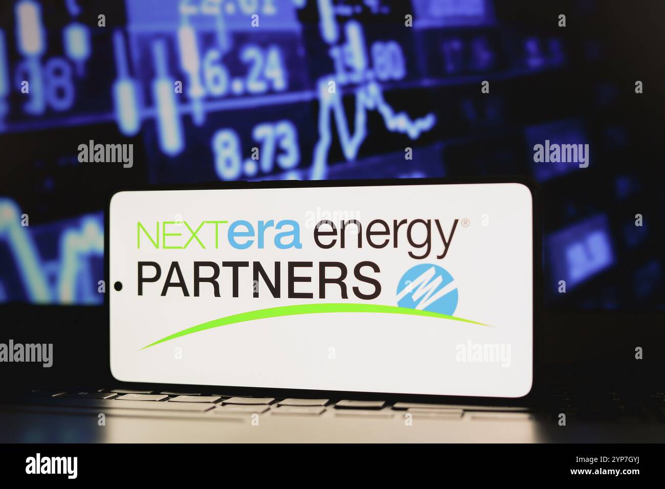 Dans cette illustration photo, le logo NextEra Energy Partners LP est affiché sur l'écran d'un smartphone Banque D'Images