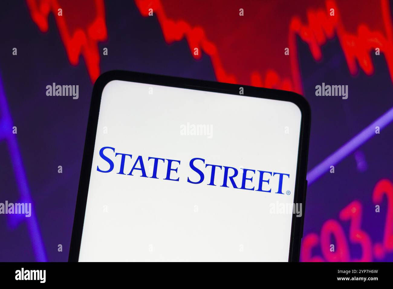 Dans cette illustration photo le logo State Street Corporation vu affiché sur un écran de smartphone, avec une représentation graphique du marché boursier en Banque D'Images Dans cette illustration photo le logo State Street Corporation vu affiché sur un écran de smartphone, avec une représentation graphique du marché boursier en Banque D'Images