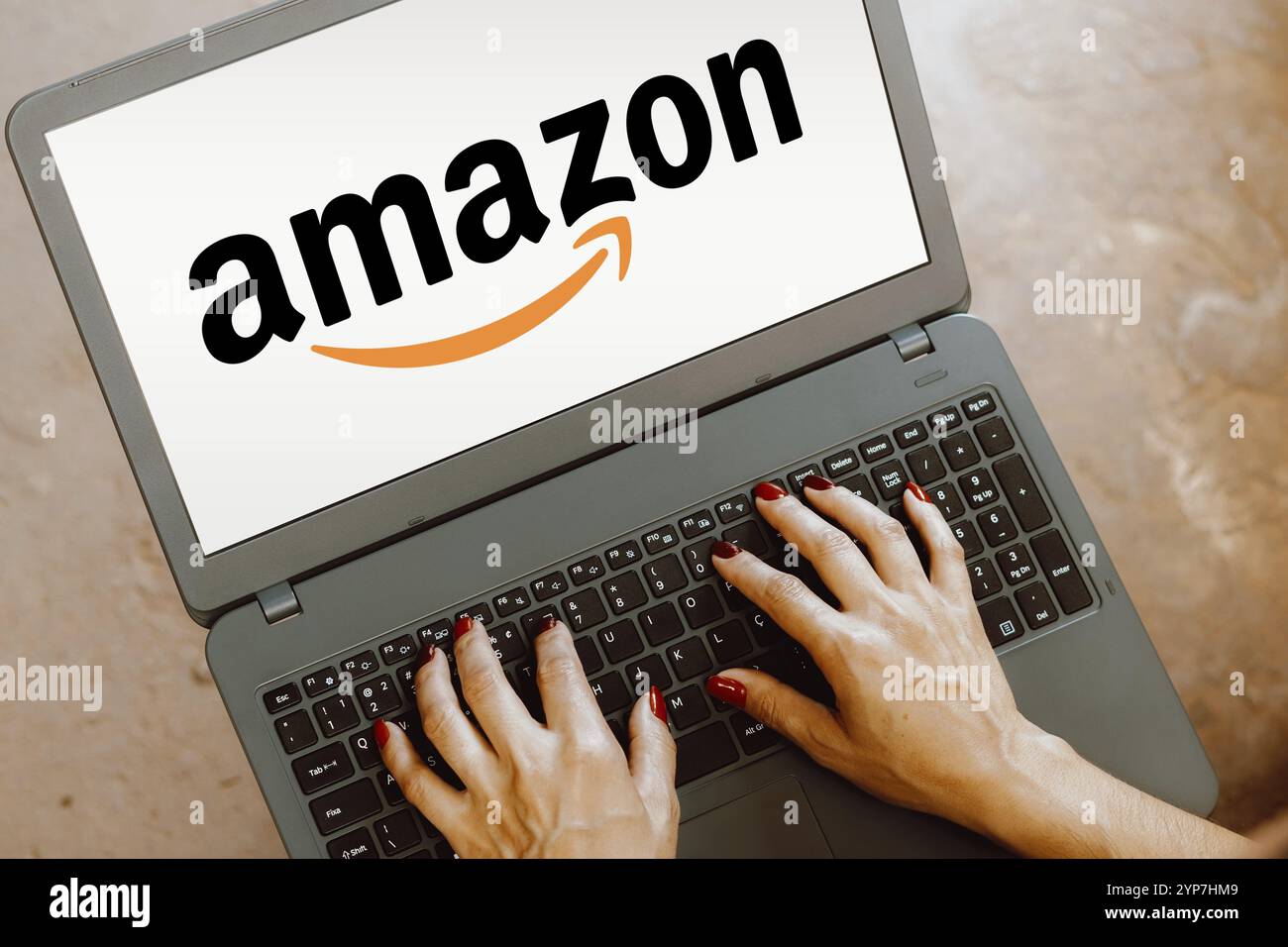 Dans cette illustration photo, le logo Amazon est affiché sur l'écran d'un ordinateur portable Banque D'Images