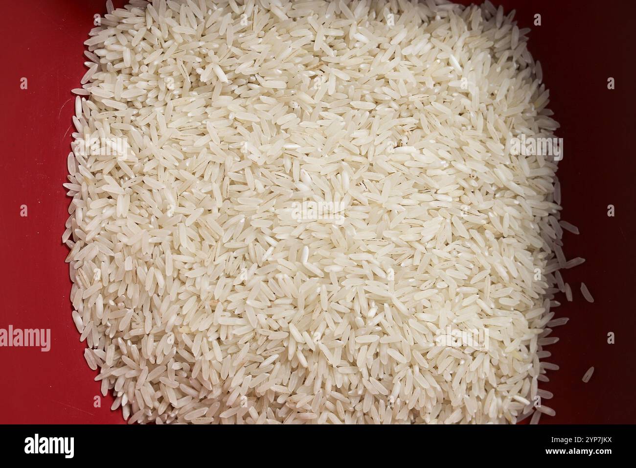 Dans cette illustration photo, portion de riz blanc cru dans un bol Banque D'Images