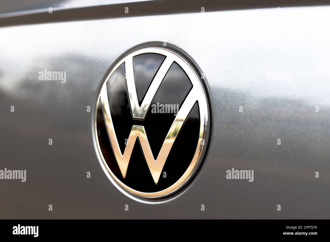 Dans cette illustration photo, le logo Volkswagen est visible sur un véhicule Banque D'Images