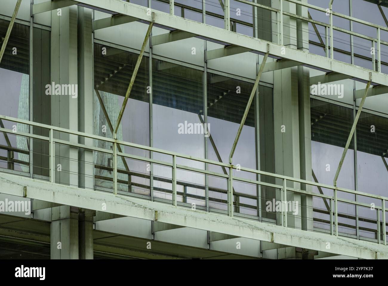 Immeuble de bureaux moderne en acier peint vert et verre Banque D'Images
