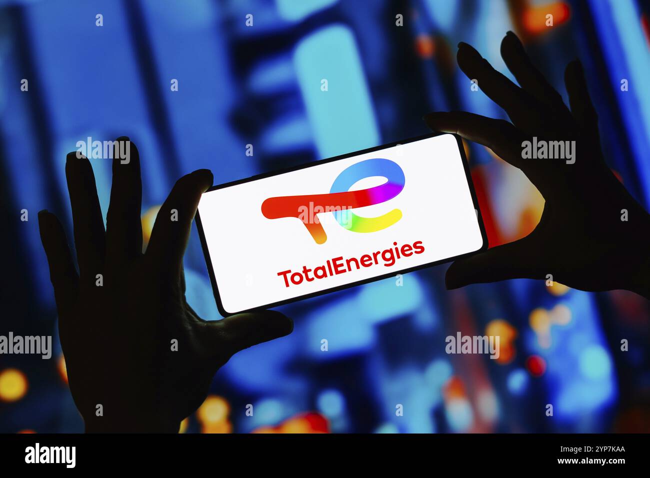 Dans cette illustration photo, le logo total Energies est affiché sur un écran de smartphone Banque D'Images