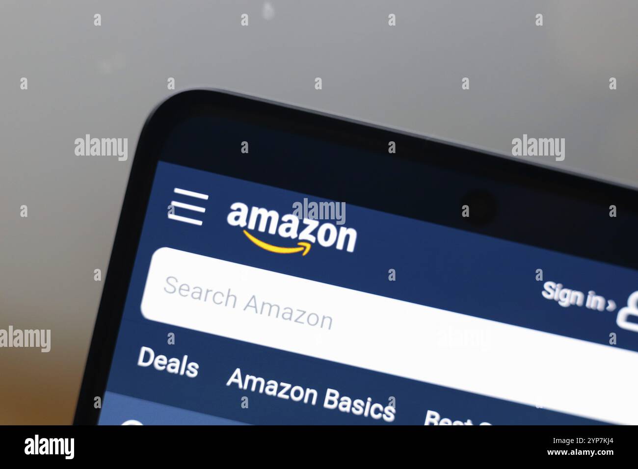 Dans cette illustration photo, le logo Amazon est affiché sur le site Web sur l'écran du smartphone Banque D'Images