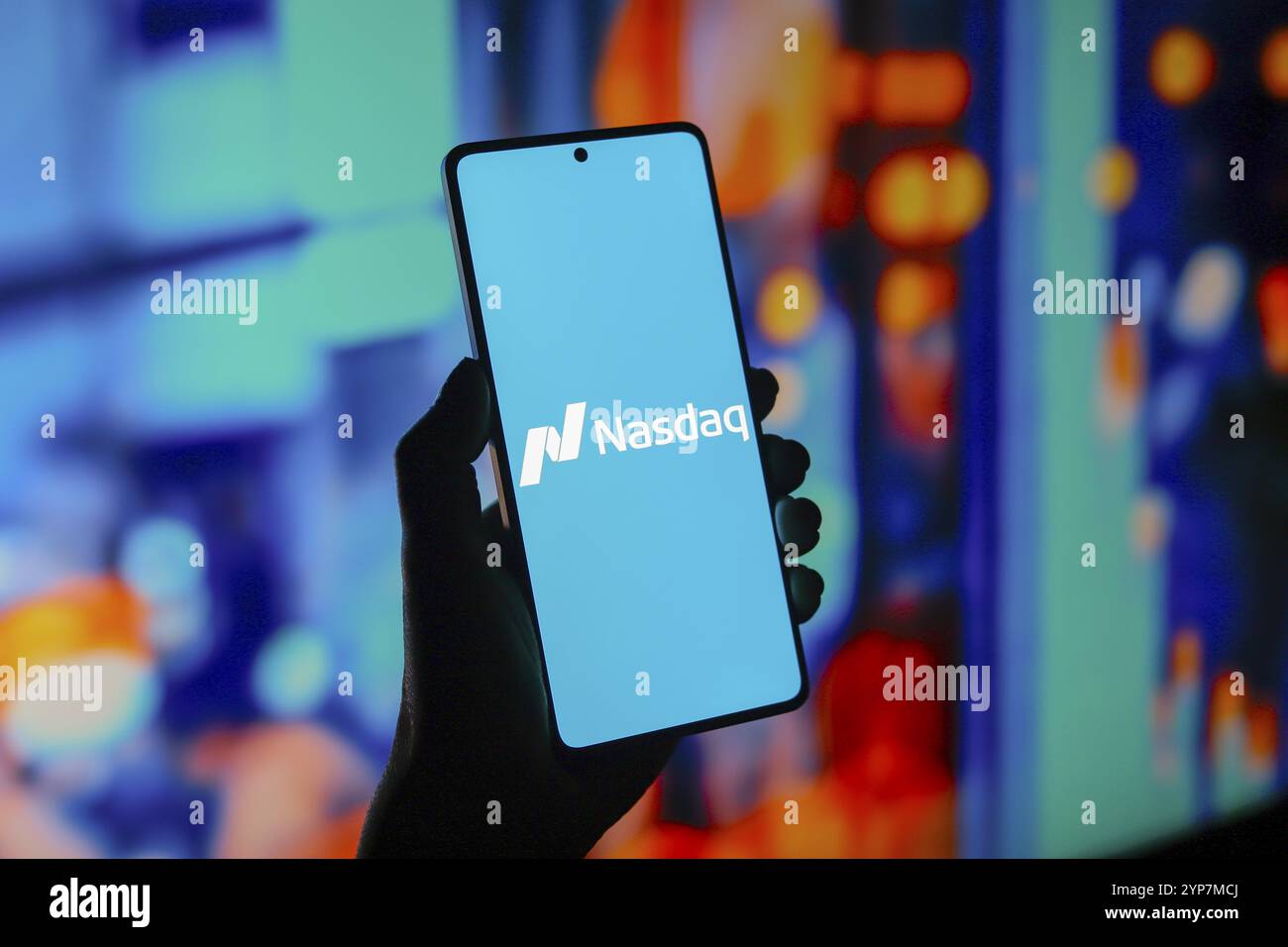 Dans cette illustration photo, le logo NASDAQ Stock Market est affiché sur l'écran d'un smartphone Banque D'Images