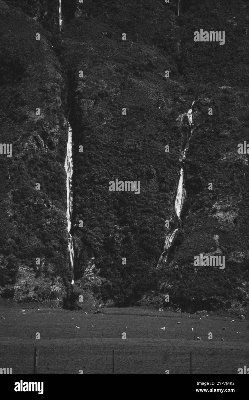 Photographie en noir et blanc de plusieurs cascades s'étendant sur une montagne rocheuse, Cattle Flat, Wanaka, Nouvelle-Zélande, Océanie Banque D'Images