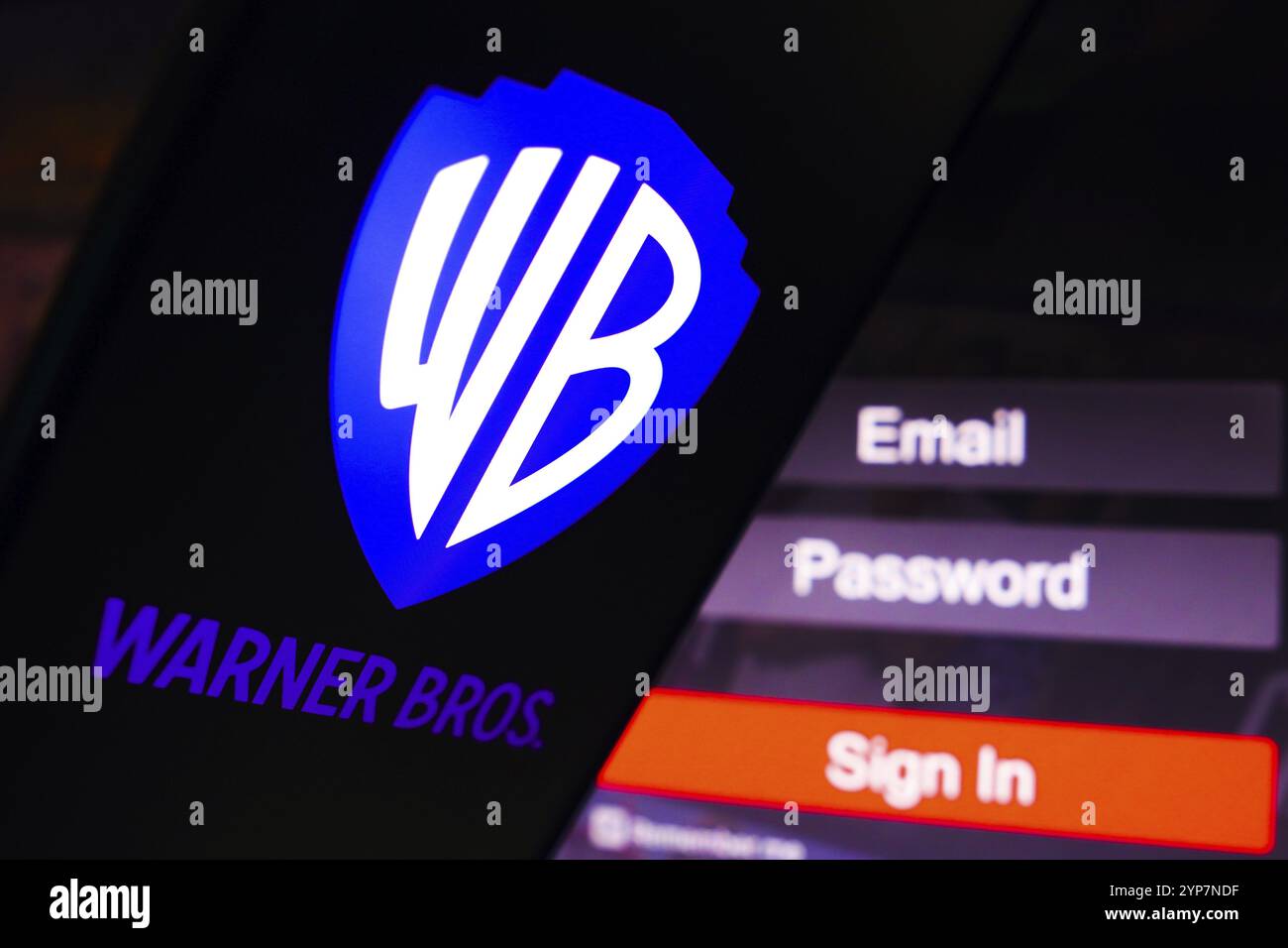Le logo divertissement est affiché sur l'écran d'un smartphone, à côté d'un écran de connexion, avec e-mail, mot de passe et connexion Banque D'Images