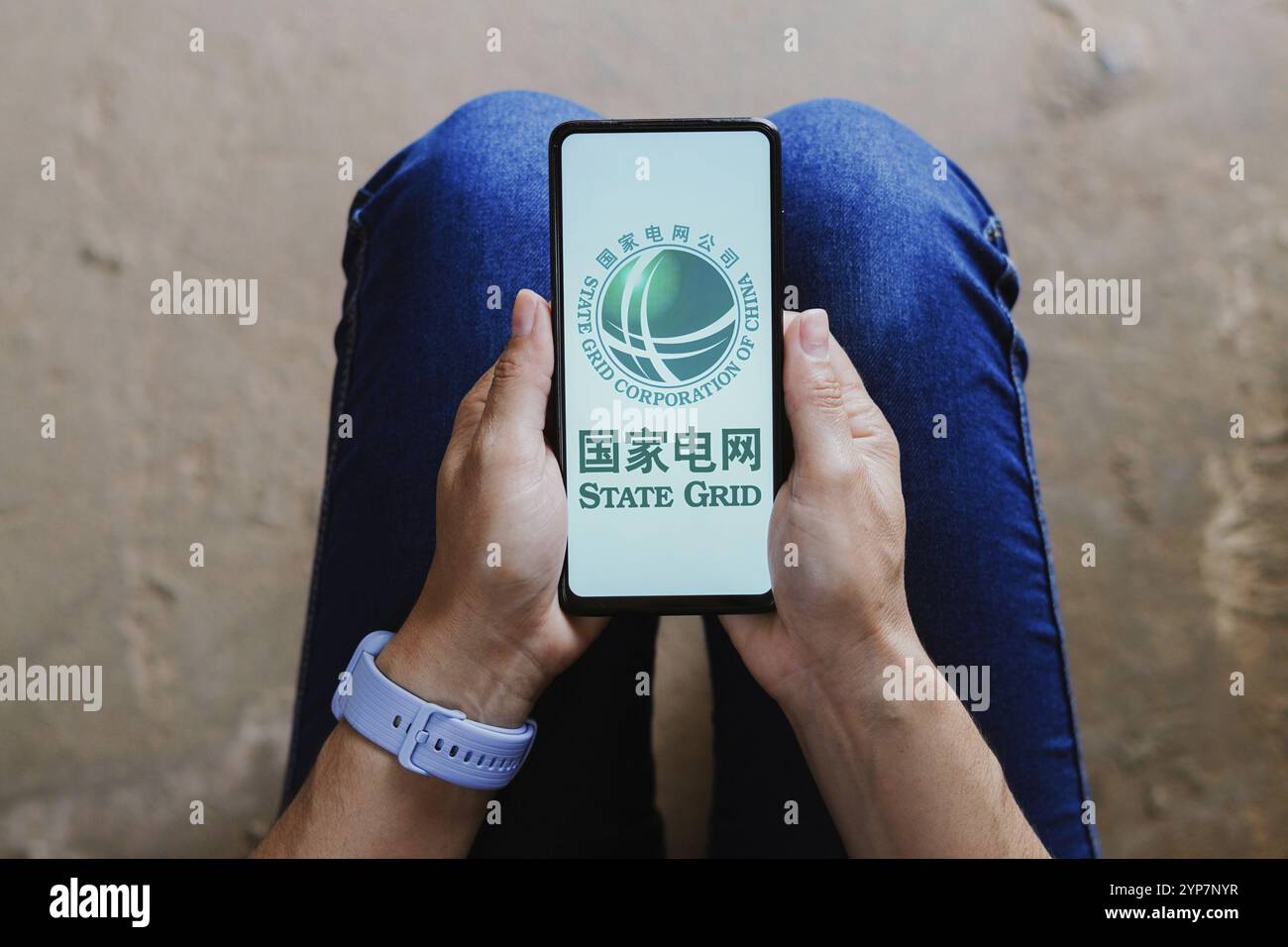 Dans cette illustration photo, le logo State Grid Corporation vu affiché sur un smartphone Banque D'Images