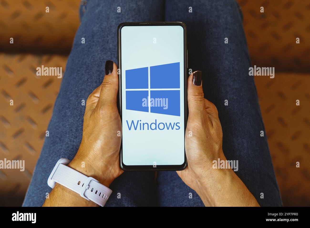 Dans cette illustration photo, le logo Microsoft Windows est affiché sur l'écran d'un smartphone Banque D'Images