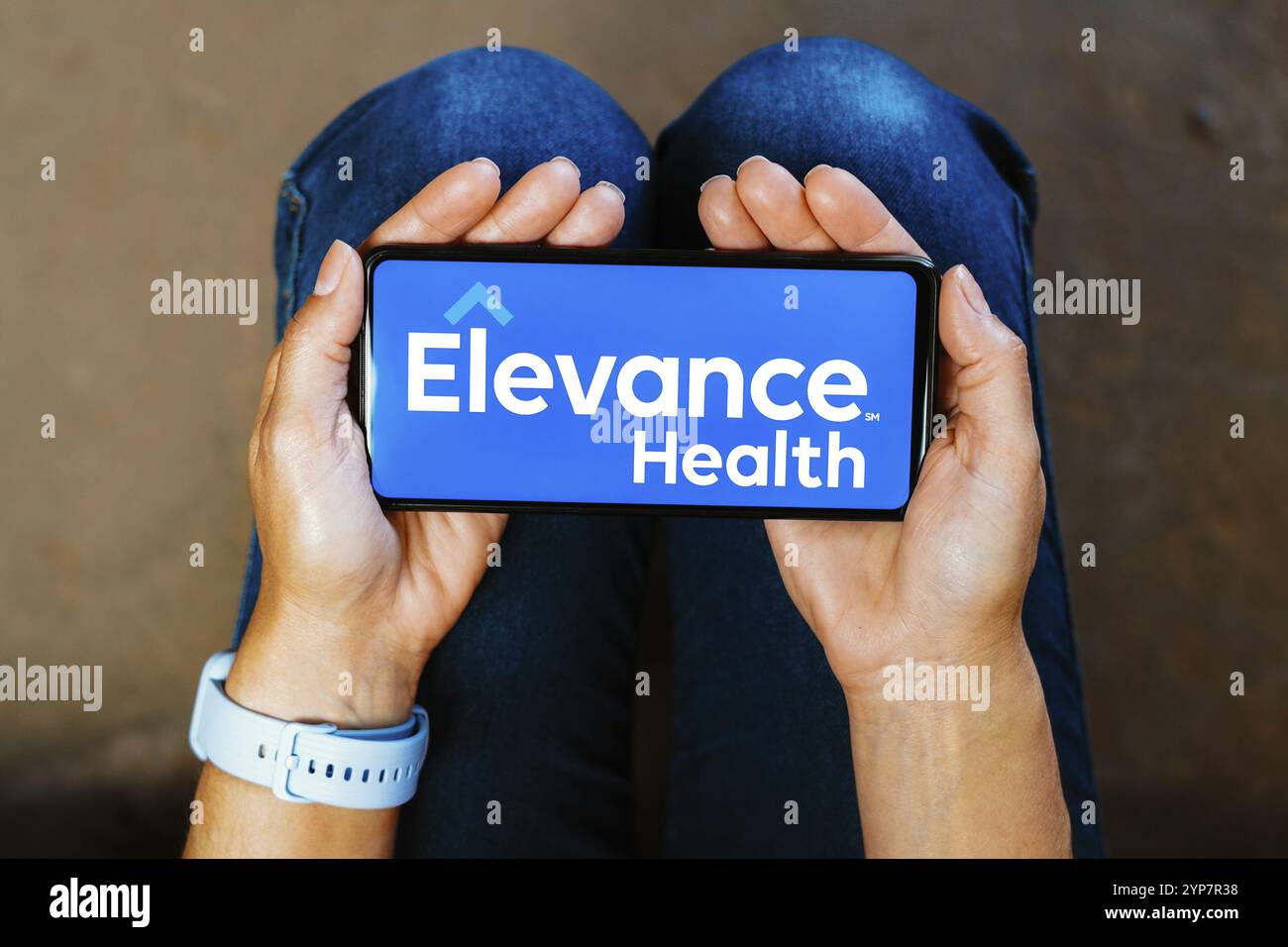 Dans cette illustration photo, le logo Elevance Health est affiché sur l'écran d'un smartphone Banque D'Images
