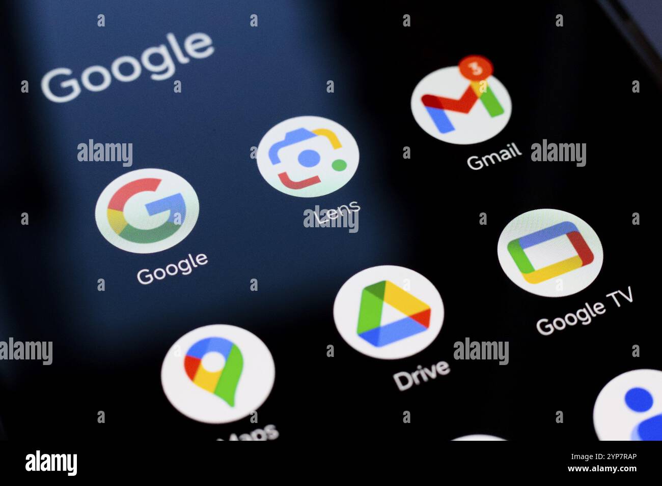 Dans cette illustration photo, Google, Google Lens, Gmail, Maps, Drive et Google TV s'affichent sur l'écran de votre smartphone Banque D'Images