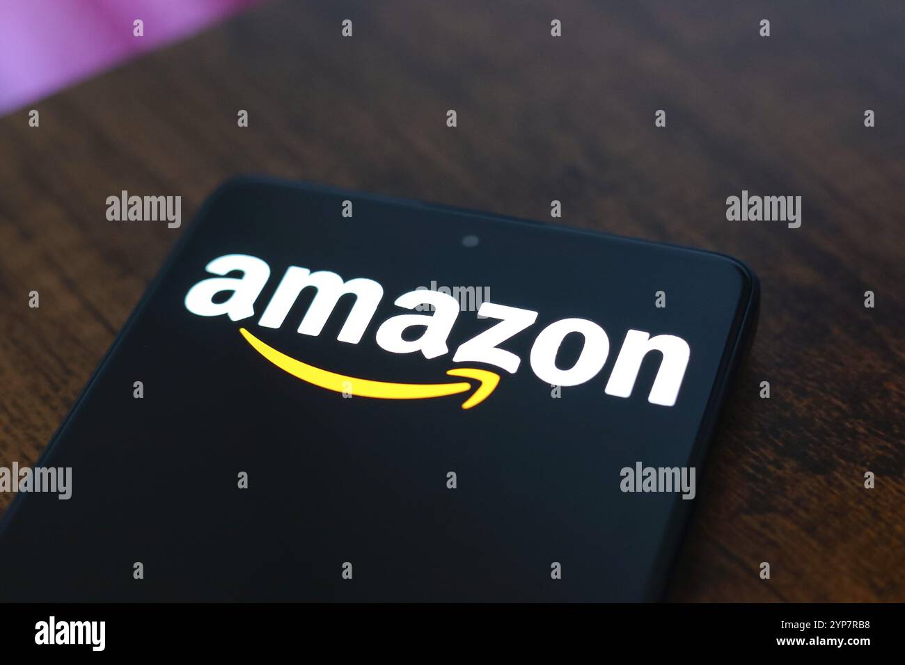 Dans cette illustration photo, le logo Amazon est affiché sur l'écran d'un smartphone Banque D'Images