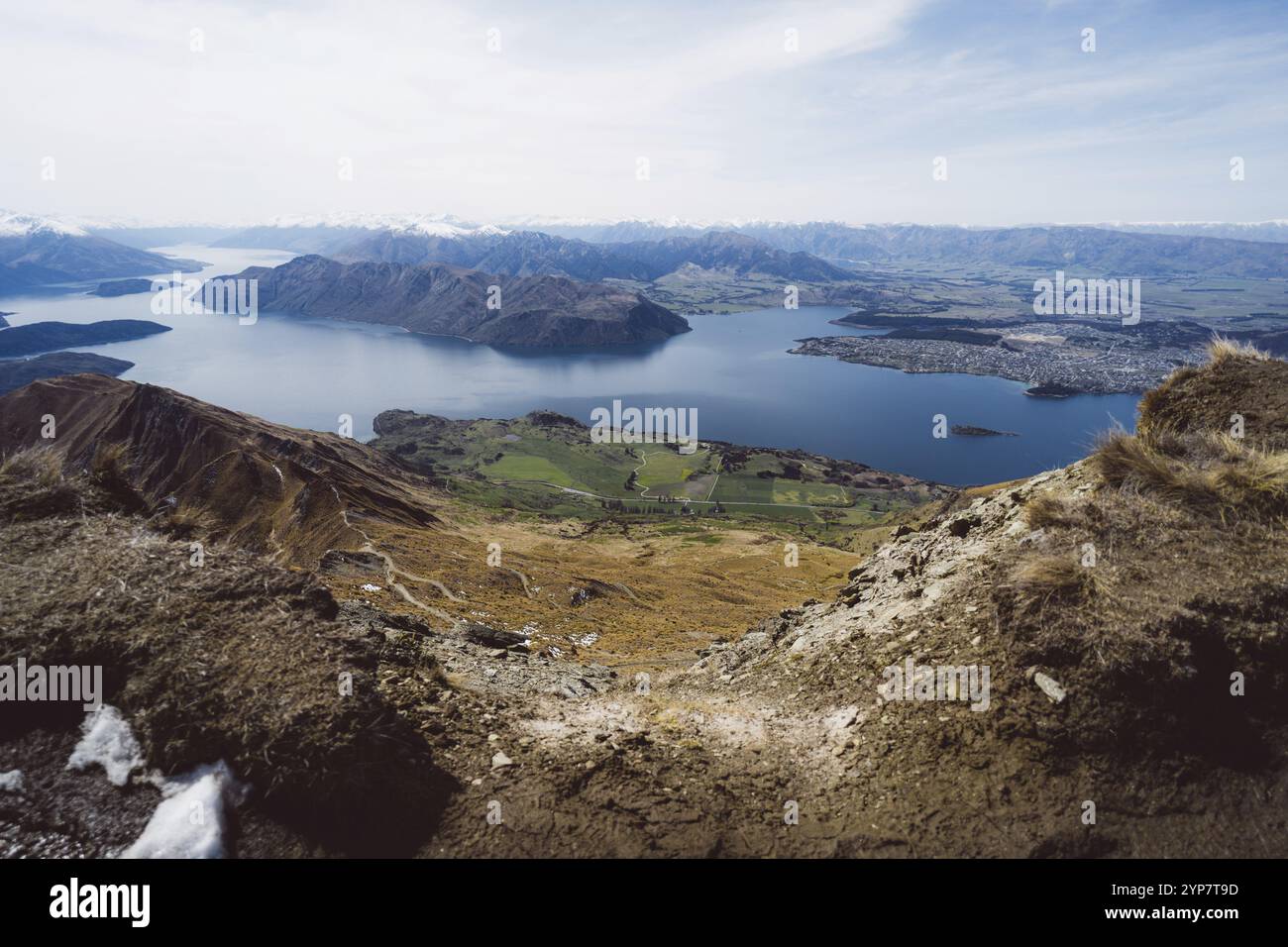 Large panorama d'une vallée avec un lac étendu entouré de collines, Roys Peak, Wanaka, Nouvelle-Zélande, Océanie Banque D'Images