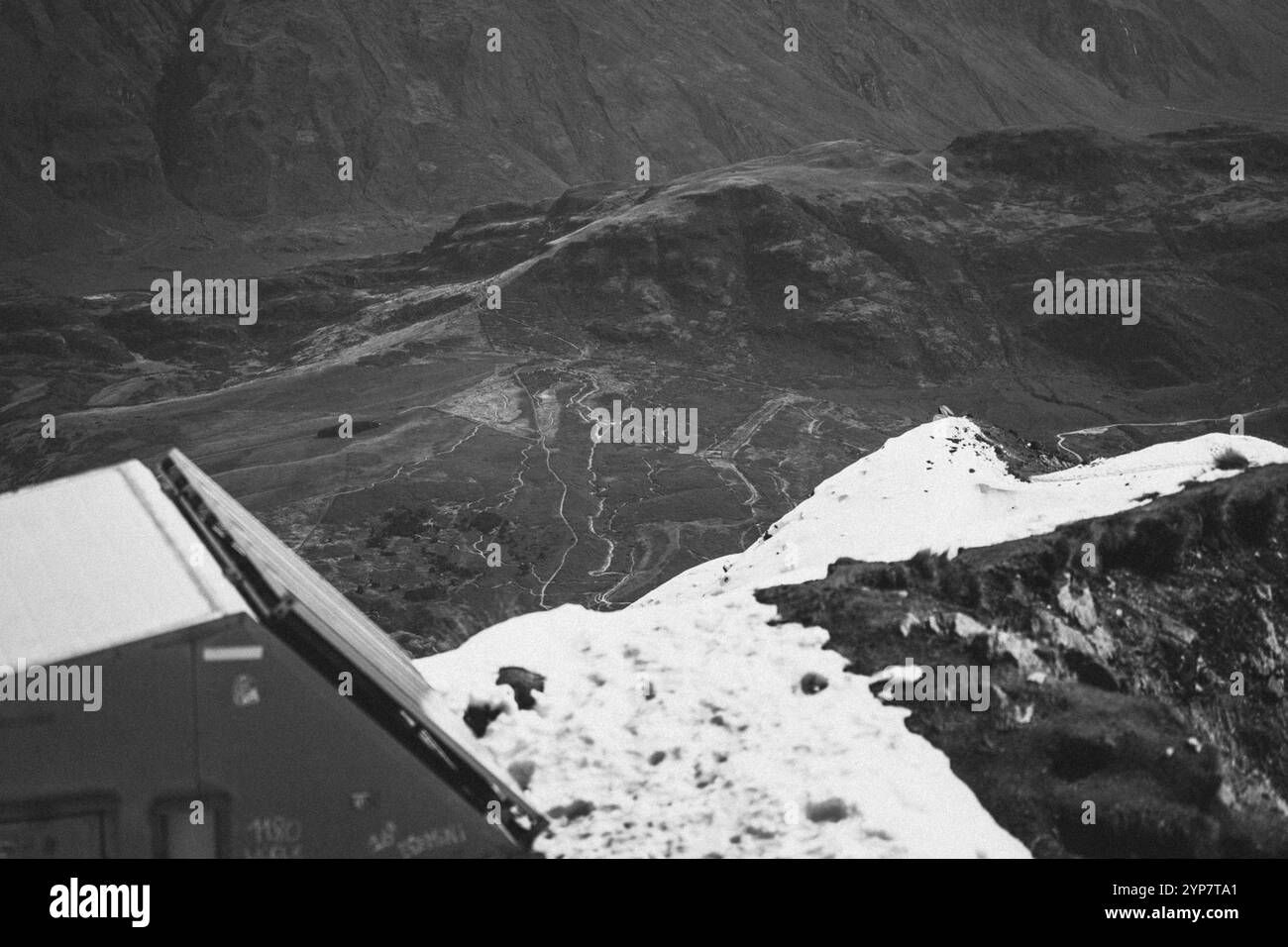 Photographie en noir et blanc d'un paysage de montagne enneigé avec une cabane, Roys Peak, Wanaka, Nouvelle-Zélande, Océanie Banque D'Images