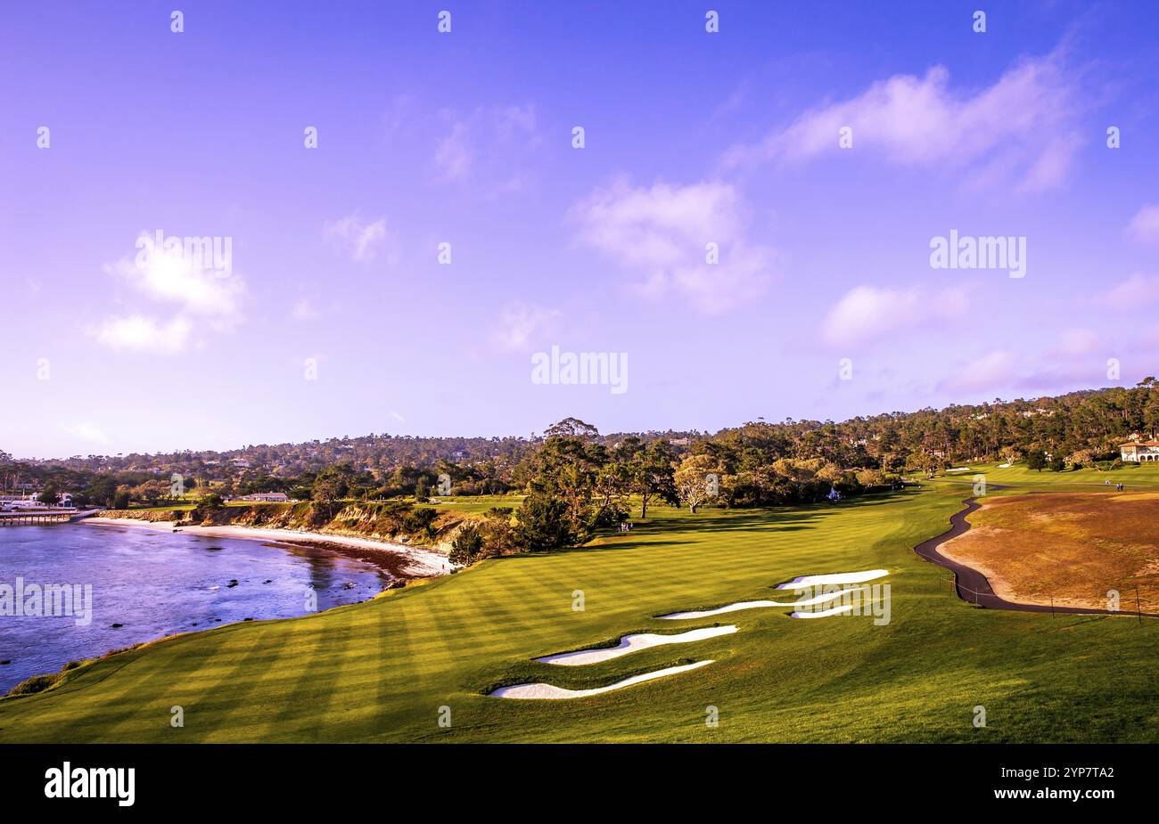 Golf de côte, les verts et les bunkers en Californie, USA Banque D'Images