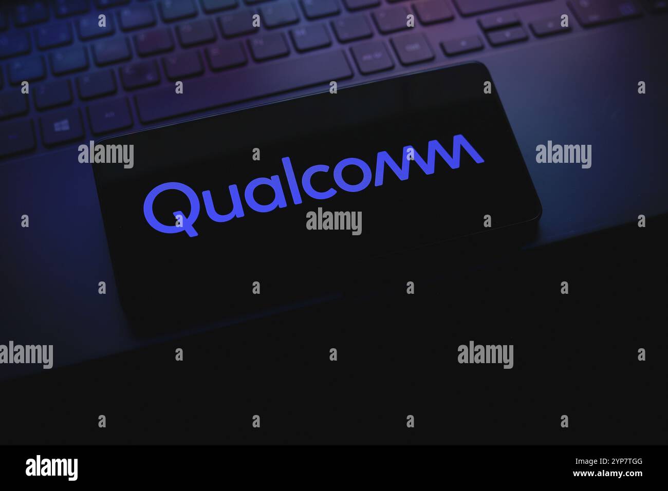Dans cette illustration photo, le logo Qualcomm est affiché sur l'écran d'un smartphone Banque D'Images