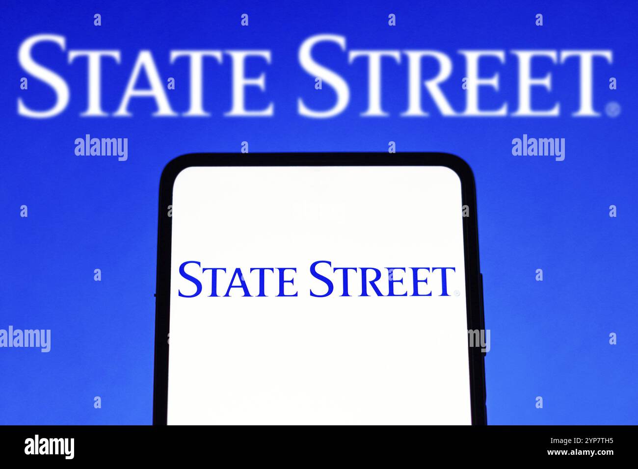Dans cette illustration photo, le logo de State Street Corporation vu affiché sur un smartphone Banque D'Images Dans cette illustration photo, le logo de State Street Corporation vu affiché sur un smartphone Banque D'Images