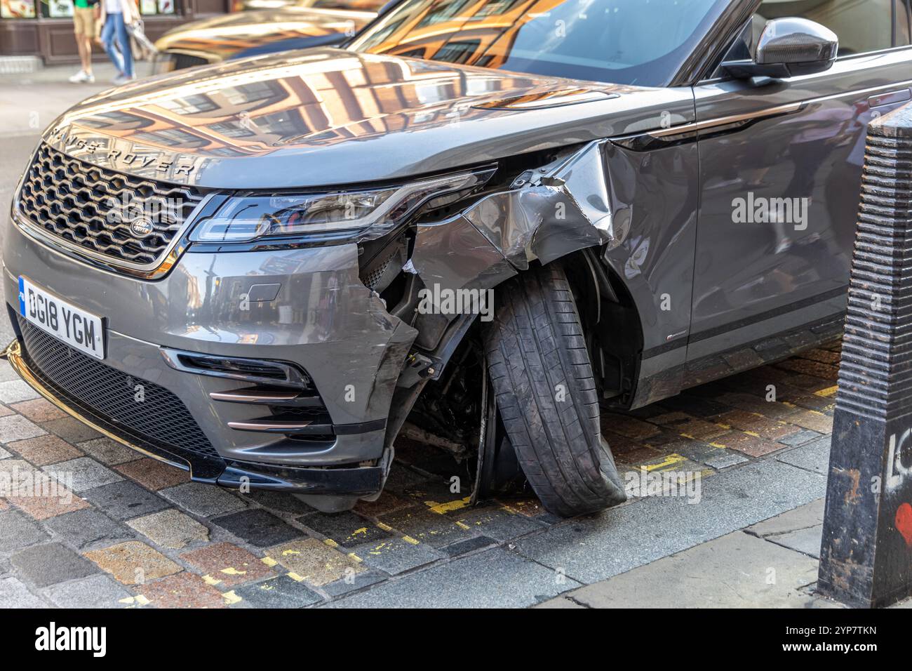 Londres, Royaume-Uni- 19 septembre 2024 : Range Rover endommagé avec une collision frontale importante, montrant un accident urbain sur un véhicule à Londres. Banque D'Images