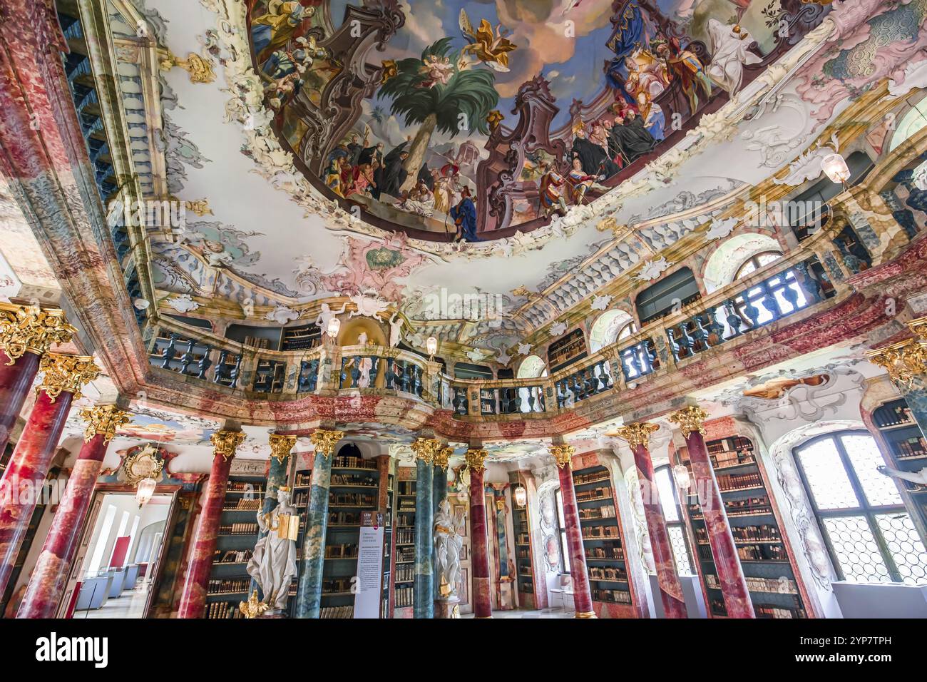 WIBLINGEN, BAVIÈRE, ALLEMAGNE, 08 JUIN 2022 : decors rococo et baroque de la bibliothèque de l'abbaye de Wiblingen, près de la ville d'Ulm, par les architectes Christian et J Banque D'Images