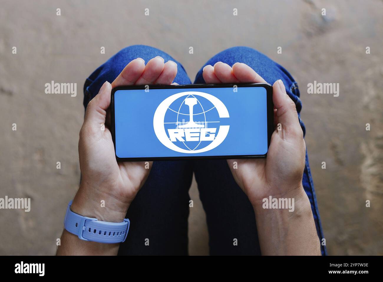 Dans cette illustration photo, le logo China Railway Engineering Corporation (CRECG) est affiché sur un smartphone Banque D'Images