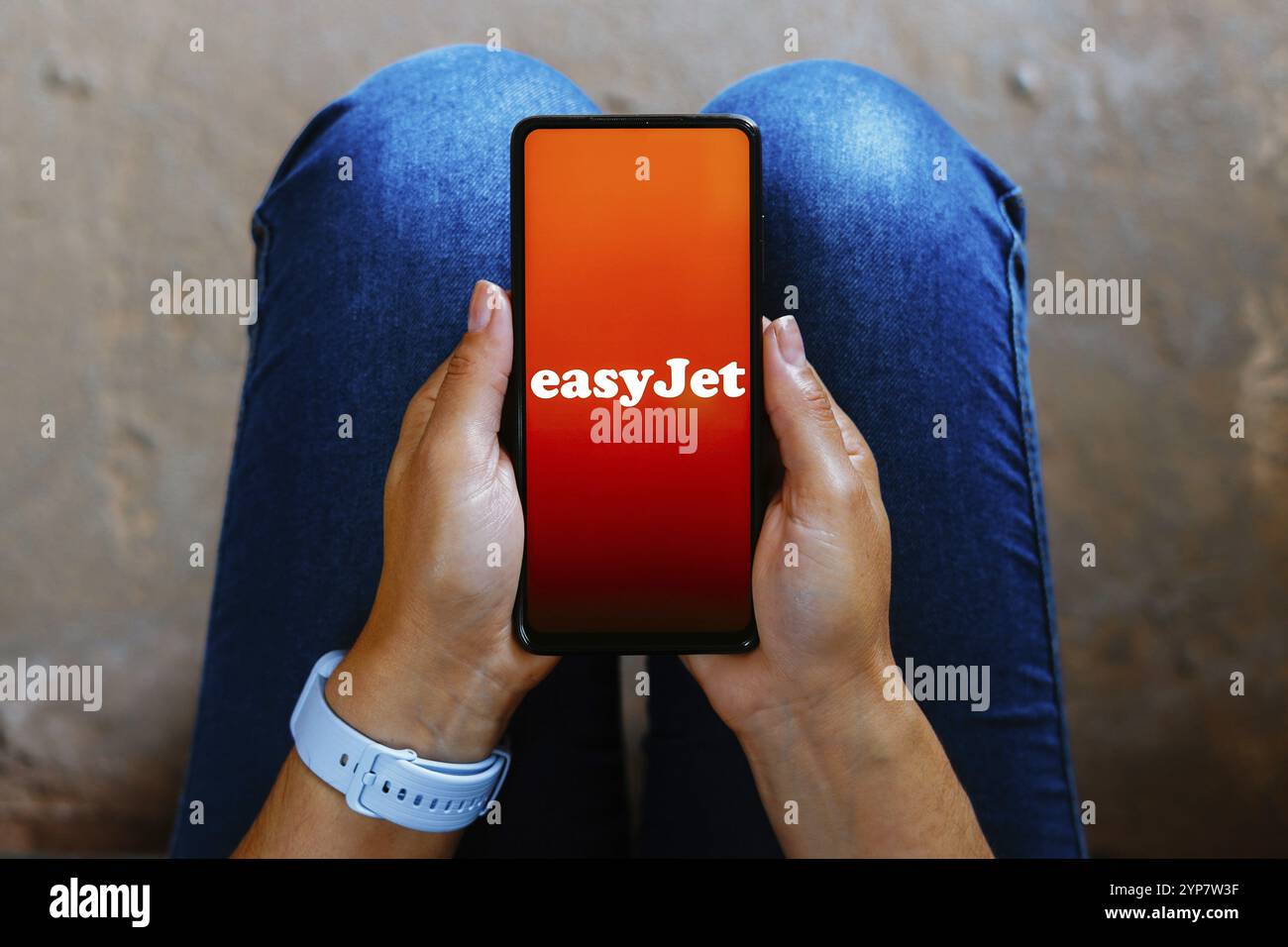 Dans cette illustration photo, le logo easyJet est affiché sur l'écran d'un smartphone Banque D'Images